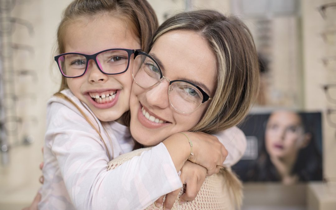 Fotka matky a dítěte s brýlemi v optice